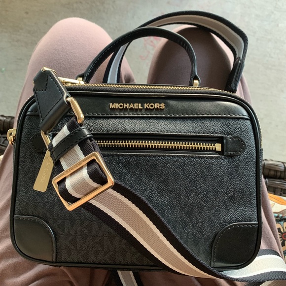 Michael Kors Handbags - New MK Crossbody 🖤